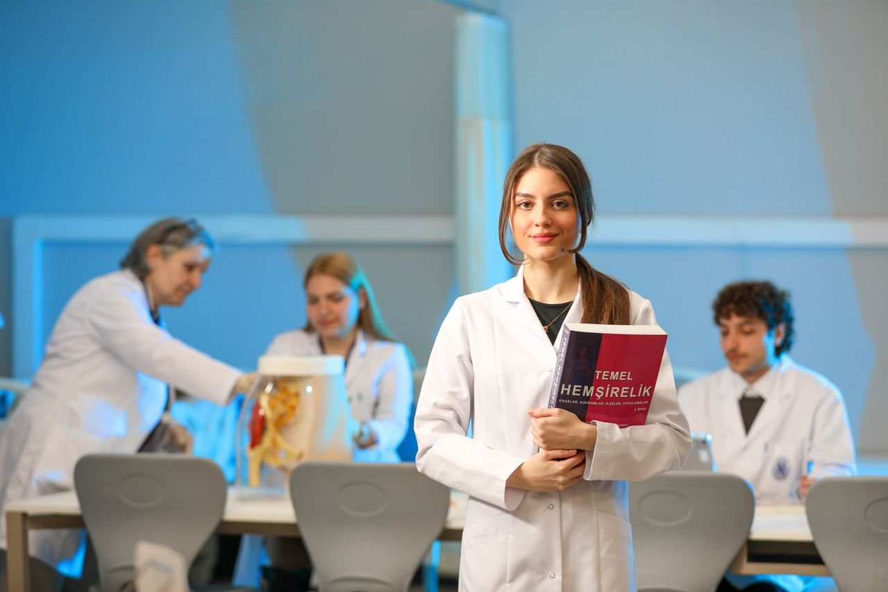 Étudiants en médecine apprenant en équipe