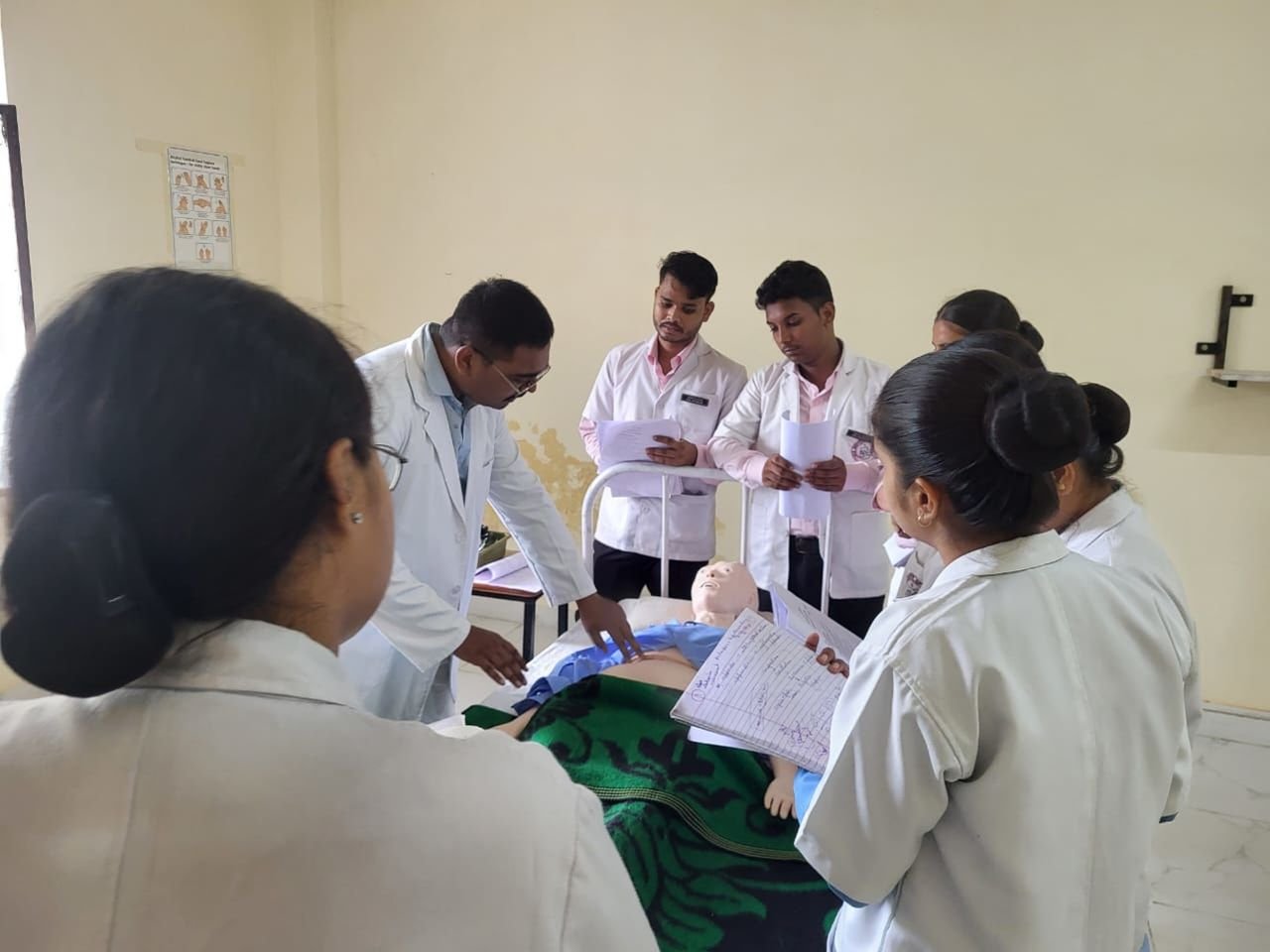 Étudiants en médecine réunis autour d’un apprentissage pratique