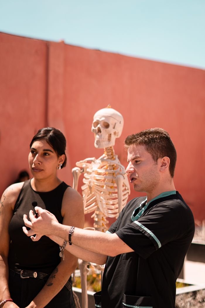 Deux étudiants révisent l’anatomie ensemble