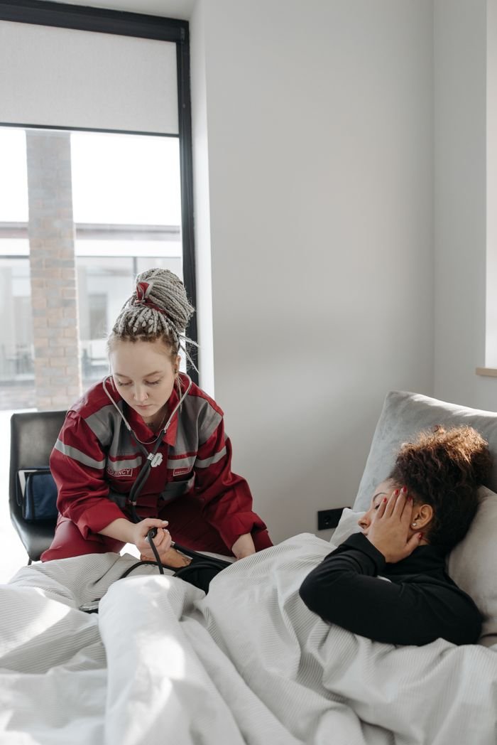Professionnelle de santé accompagnant une patiente